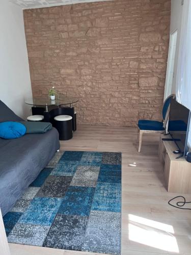 ein Wohnzimmer mit Sofa und Ziegelwand in der Unterkunft Tulipe21 in Dijon