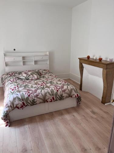 Schlafzimmer mit einem Bett, einer Kommode und einem Schreibtisch in der Unterkunft Tulipe21 in Dijon