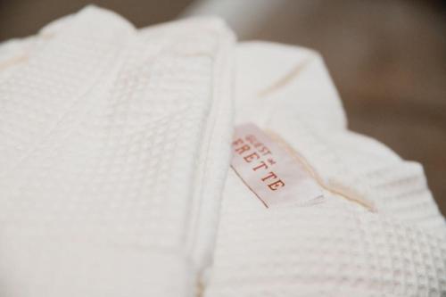 a close up of a white shirt with a tag on it at Centro storico, Centralissimo LUXURY SMERALDO SUITE Doccia Idromassaggio , cesto con piccola colazione in Ravenna