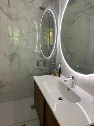 Bilik mandi di MAS DE SAINT TROPEZ GIGARO