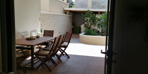 een houten tafel en stoelen op een patio bij Casa Magnolia in Montalbano