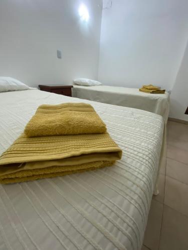 Una cama con dos toallas encima. en Departamento SGO en Santiago del Estero