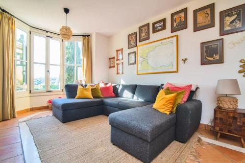 索托格蘭德的住宿－Sotogrande - El Jardin de Golf，客厅配有蓝色的沙发和椅子