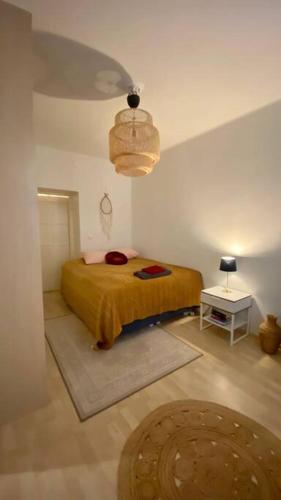 Un dormitorio con una cama amarilla y una mesa en Lovely apartment in the centre, street level and inner yard, en Helsinki