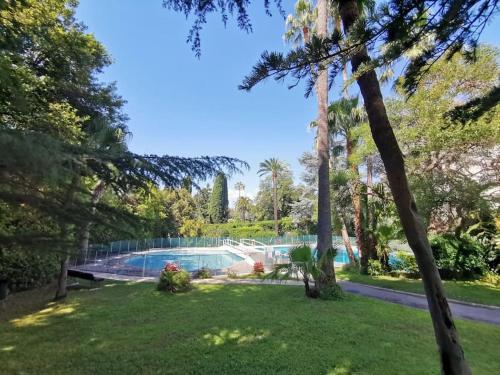 2 bedrooms seafront tesisinde veya buraya yakın yüzme havuzu