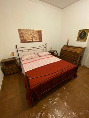 um quarto com uma cama grande e duas mesas de cabeceira em Villetta Tranquilla em Agrigento