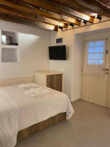 1 dormitorio con 1 cama y TV de pantalla plana en Cozy apartment Kostos en Kóstos
