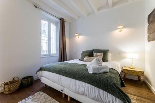 Katil atau katil-katil dalam bilik di MELLOW KEYWEEK Biarritz town house
