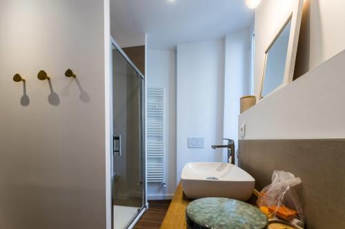 Katil atau katil-katil dalam bilik di MELLOW KEYWEEK Biarritz town house