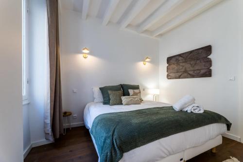 Katil atau katil-katil dalam bilik di MELLOW KEYWEEK Biarritz town house
