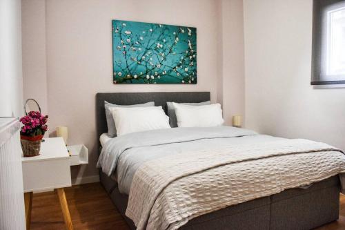 Newly renovated-City Center Apartment