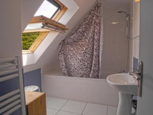 a bathroom with a sink and a shower and a toilet at Maison T4 avec jardin près plage Donnant, Sauzon – Animaux ok, WiFi, parking, 7 pers. - FR-1-418-19 in Sauzon