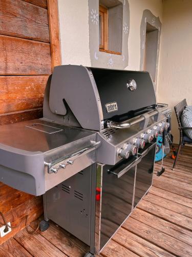 a barbecue grill sitting in a room with a wooden floor at Romantisches Wellness Chalet im steirischen Ursprung in Brodersdorf