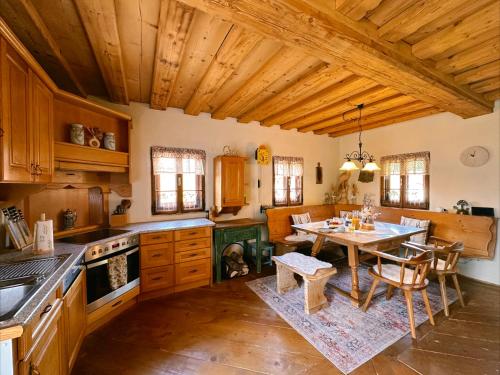 eine Küche mit einem Tisch und einem Esszimmer in der Unterkunft Romantisches Wellness Chalet im steirischen Ursprung 