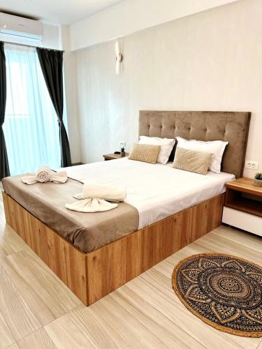a bedroom with a large bed in a room at Apartamente Victory Luxury Eforie Nord in Eforie Nord