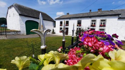 una exhibición de flores frente a una iglesia en Le relais du cheval blanc, en Tenneville