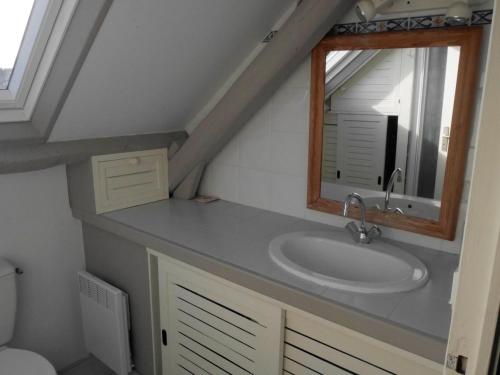 une salle de bain avec un lavabo et un miroir dans l'établissement Charmante maison en pierre avec jardin à Bangor, à 1500 m de la plage de Vazen - FR-1-418-157, à Bangor