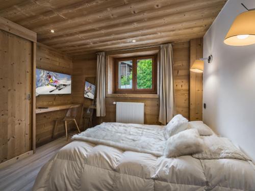 une chambre avec un grand lit et une fenêtre dans l'établissement Appartement rénové 4 chambres, centre de Megève, proche télécabine, 8 pers., parking inclus - FR-1-453-173, à Megève
