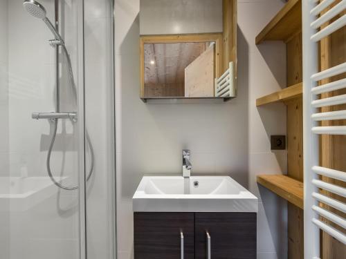 une salle de bain avec un lavabo et une douche dans l'établissement Appartement rénové 4 chambres, centre de Megève, proche télécabine, 8 pers., parking inclus - FR-1-453-173, à Megève