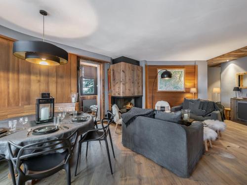 un salon avec un canapé et une table dans l'établissement Appartement rénové 5 chambres avec balcon, cheminée et Wifi à 400m du centre de Megève - FR-1-453-170, à Megève