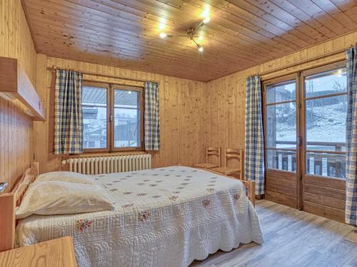 ムジェーヴにあるAppartement Megève, 2 pièces, 4 personnes - FR-1-453-92の木製の部屋にベッド1台が備わるベッドルーム1室があります。