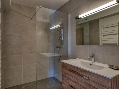 une salle de bain avec un lavabo et une douche dans l'établissement Appartement cosy 2P à Megève Jaillet - Proche pistes, Wi-Fi, parking, animaux acceptés - FR-1-453-91, à Megève