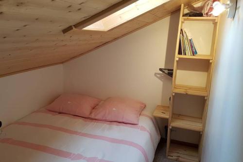 - une chambre avec un lit et une étagère dans l'établissement Appartement Les Dents Blanches - Samöens Centre, à Samoëns