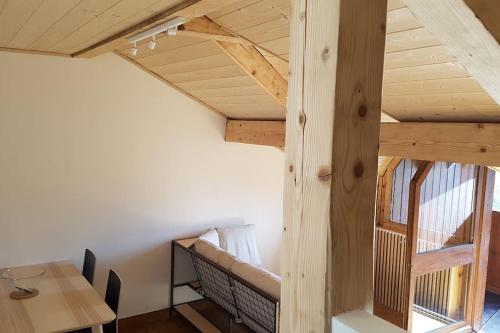 d'une salle à manger avec une table et un plafond en bois. dans l'établissement Appartement Les Dents Blanches - Samöens Centre, à Samoëns