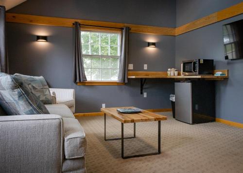 a living room with a couch and a coffee table at New England Inn & Lodge in North Conway