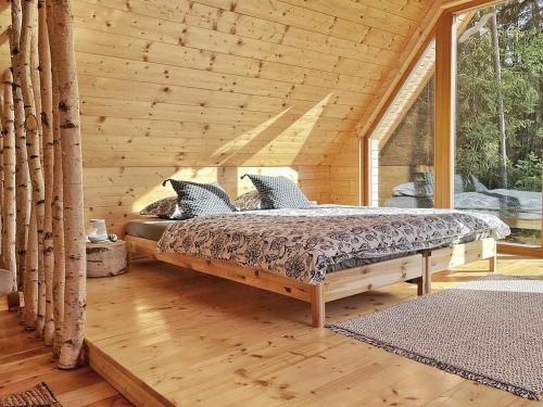 - une chambre avec un lit dans une cabane en bois dans l'établissement CHAATA, 