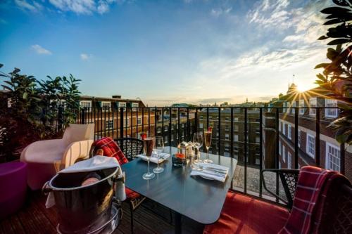 una mesa en un balcón con vistas a la ciudad en Apex Temple Court Hotel, en Londres