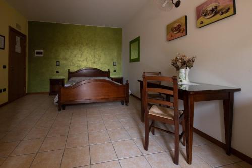 a bedroom with a bed and a table and chairs at Agriturismo Ca' Del Gal in Valeggio sul Mincio
