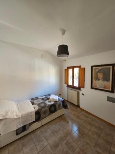 - une chambre avec un lit et une peinture murale dans l'établissement Casa Ronci - Centro Storico - Palacongressi Rimini, à Rimini