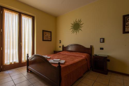 a bedroom with a bed and a large window at Agriturismo Ca' Del Gal in Valeggio sul Mincio
