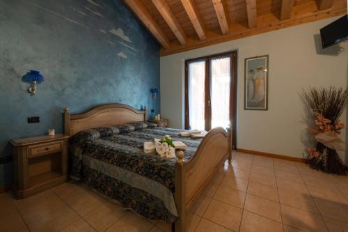 a bedroom with a bed in a room at Agriturismo Ca' Del Gal in Valeggio sul Mincio