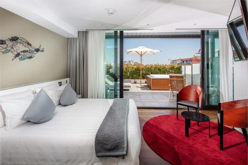 リニャーノ・サッビアドーロにあるHotel Monacoのベッドルーム(ベッド1台、デスク、バルコニー付)