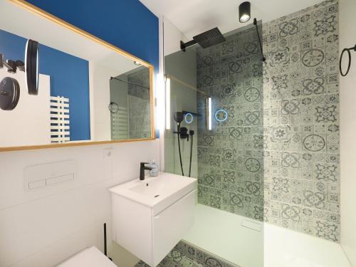 a bathroom with a sink and a shower at Seebrücke Heringsdorf - Appartement mit 1 Schlafzimmer und Balkon S7 in Heringsdorf