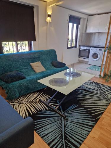 un salon avec un canapé et une table dans l'établissement Appartement près de Paris & CDG& parc d'exposition, à Aulnay-sous-Bois