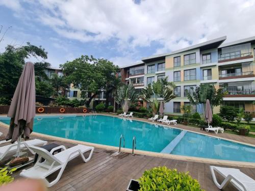 uma imagem de uma piscina num hotel em Accra Pearl in City em Acra