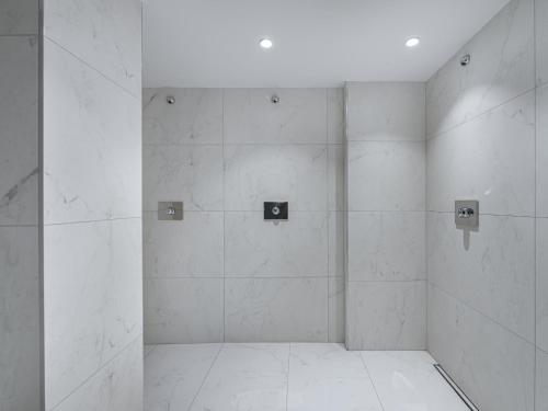 ein Bad mit weißen Fliesenwänden und weißem Fliesenboden in der Unterkunft Appartement Megève, 6 pièces, 14 personnes - FR-1-569-27 in Megève