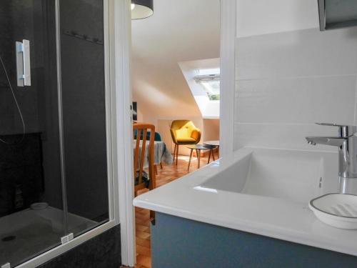 ein Badezimmer mit Waschbecken und Glasdusche in der Unterkunft Appartement rénové avec vue mer au Palais, proche commerces - FR-1-418-175 in Le Palais