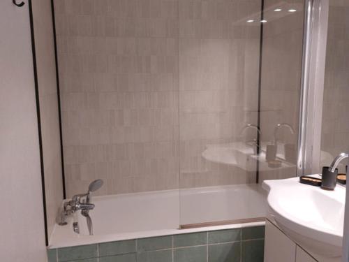 une salle de bain avec une douche, une baignoire et un lavabo dans l'établissement Confortable studio avec balcon à Pra-Loup - FR-1-165A-167, à Uvernet