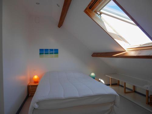 une chambre avec un lit blanc avec une fenêtre dans l'établissement Maison spacieuse au calme, proche plage et commerces, avec jardin et terrasse au Palais. - FR-1-418-202, au Palais