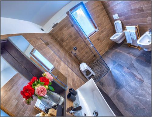 een badkamer met een wastafel en een douche. bij Foresteria Lombarda San Rocco in Colico