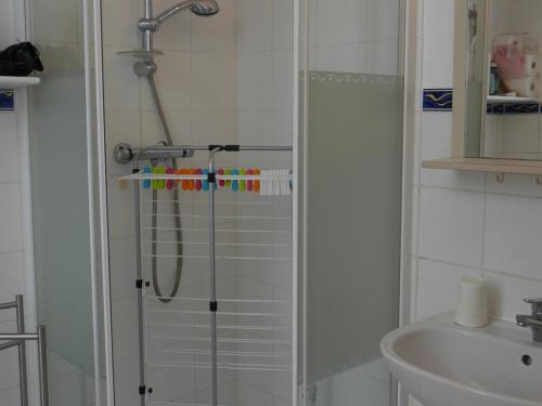 y baño con ducha y puerta de cristal. en Appartement Le Palais, 3 pièces, 4 personnes - FR-1-418-225, en Le Palais