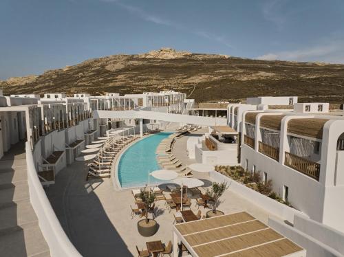 Vista arial de um resort com piscina em Yi Hotel Mykonos em Elia Beach