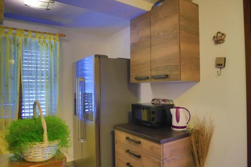 Una cocina o zona de cocina en Apartments Oeneus