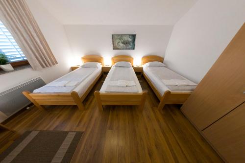 Cama o camas de una habitación en Apartments Oeneus