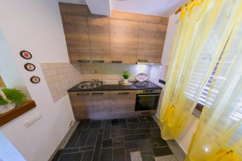 Una cocina o zona de cocina en Apartments Oeneus