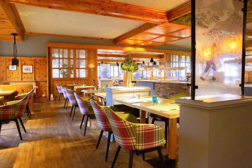 Un restaurante u otro lugar para comer en Das Wiesgauer - Alpenhotel Inzell